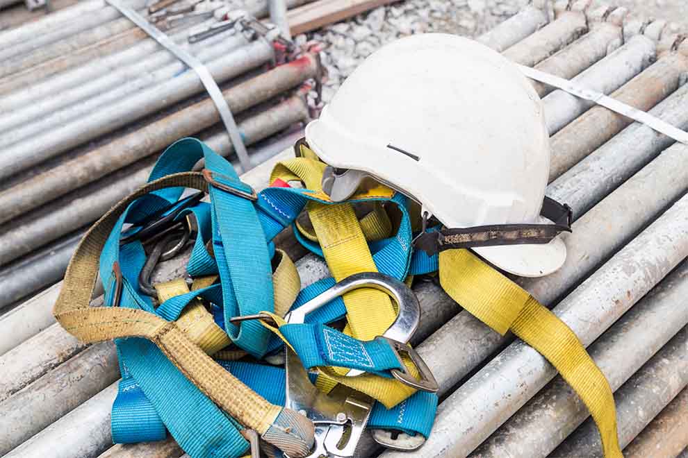 equipamentos de segurança pós obra da laje em cima de tubos de concreto