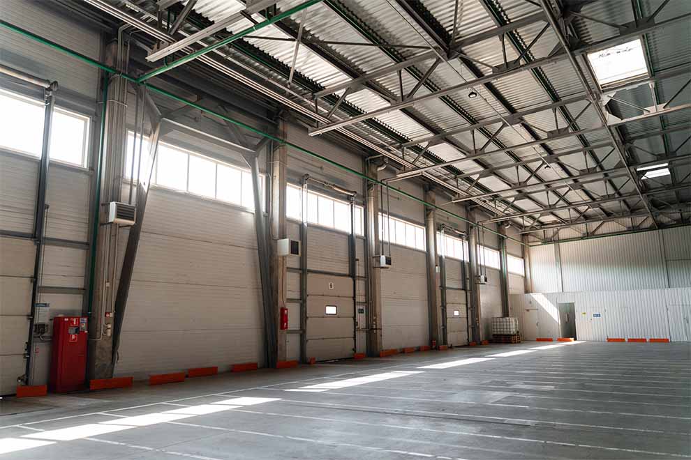 interior de um galpão com vista do teto com o uso da laje steel deck