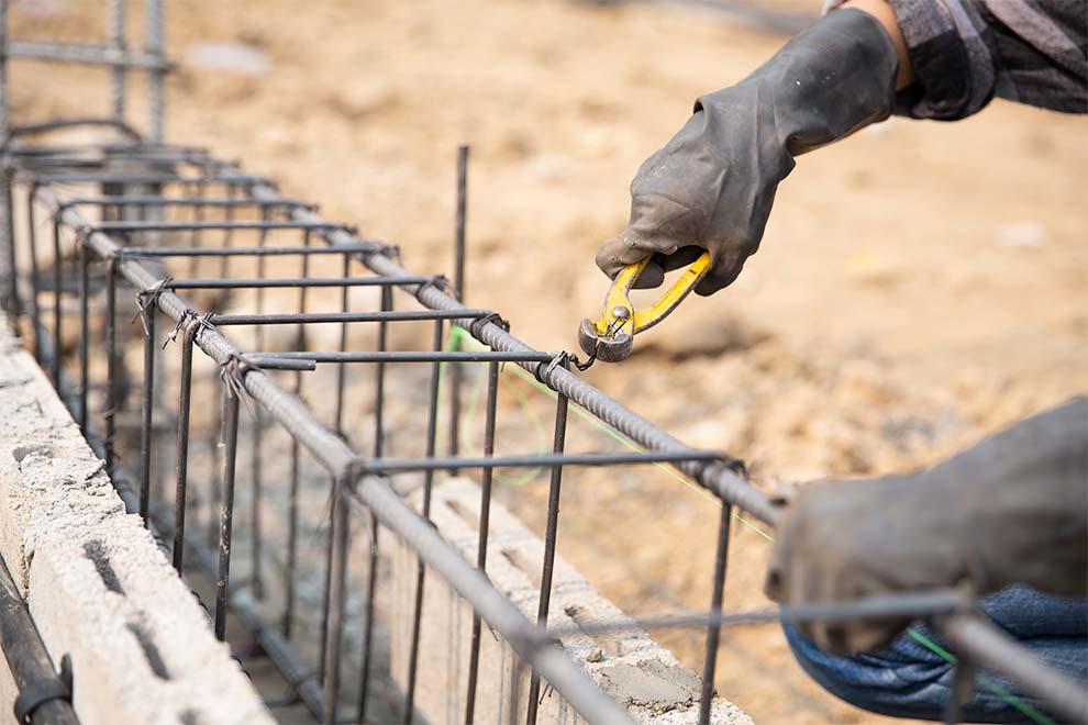 um construtor instalando uma sapata para a construção de um edifício 