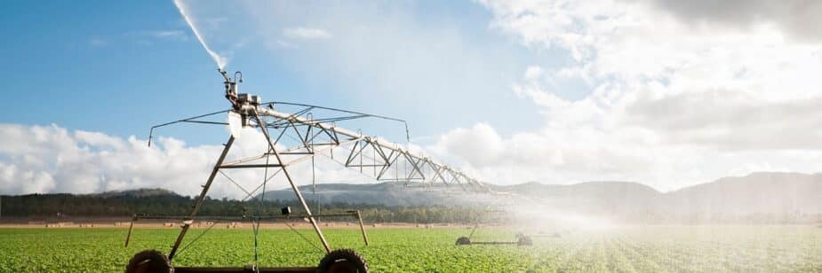 Sistema de irrigação moderno trabalhando no campo