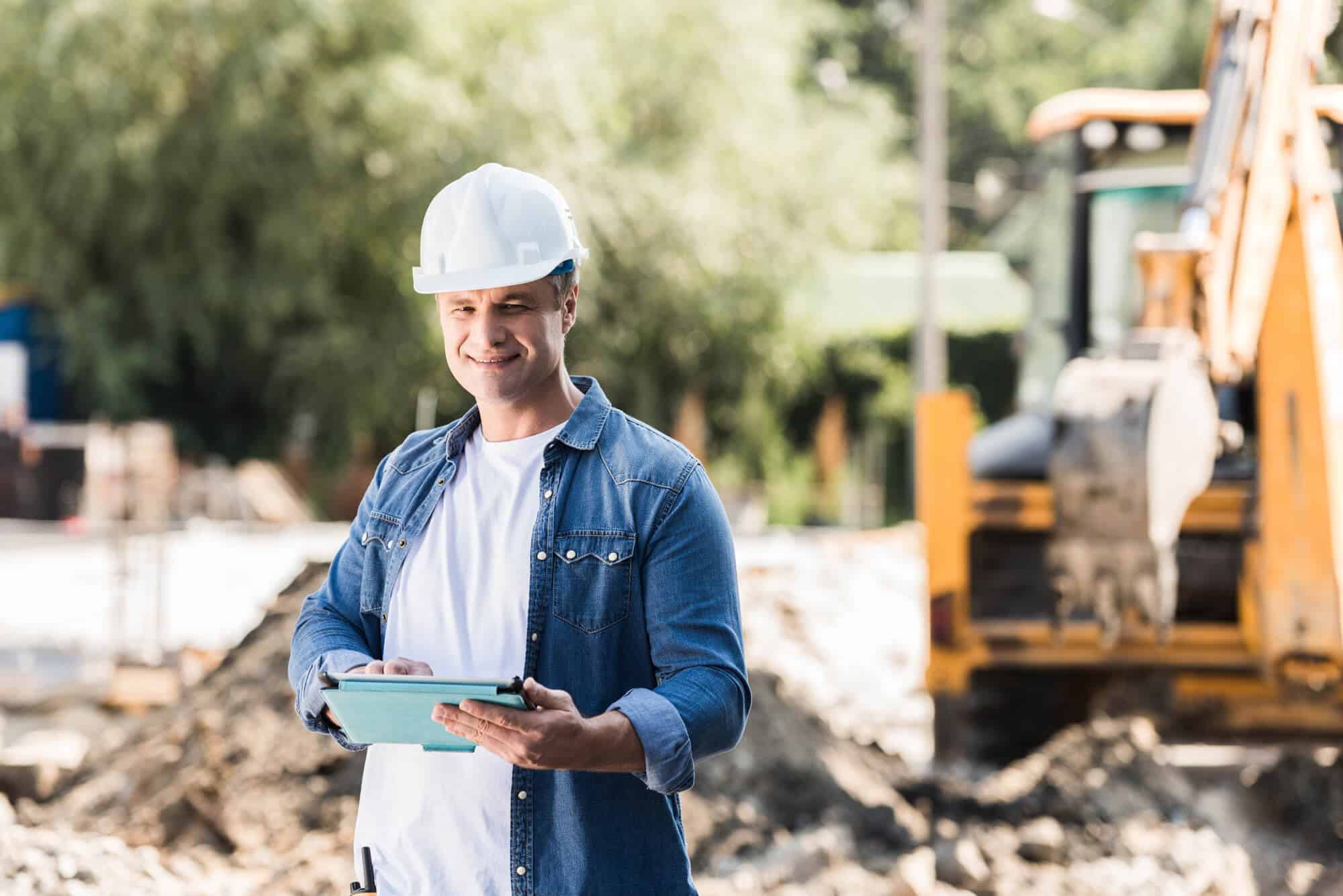 mestre de obras mexendo no tablet