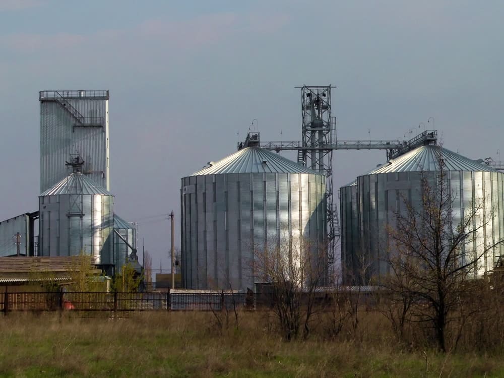 Silos industriais vistos à distância