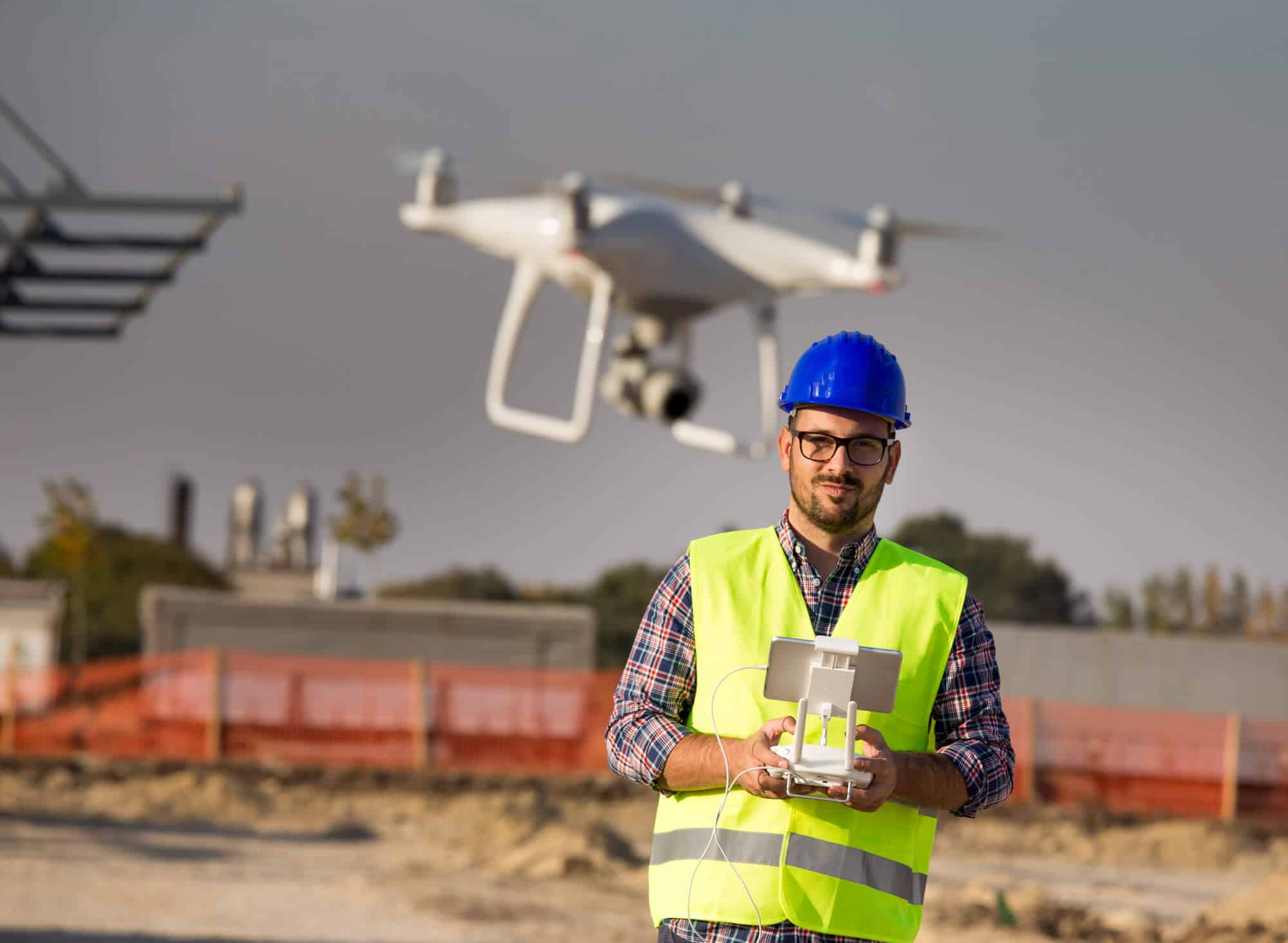 Engenheiro pilotando drone