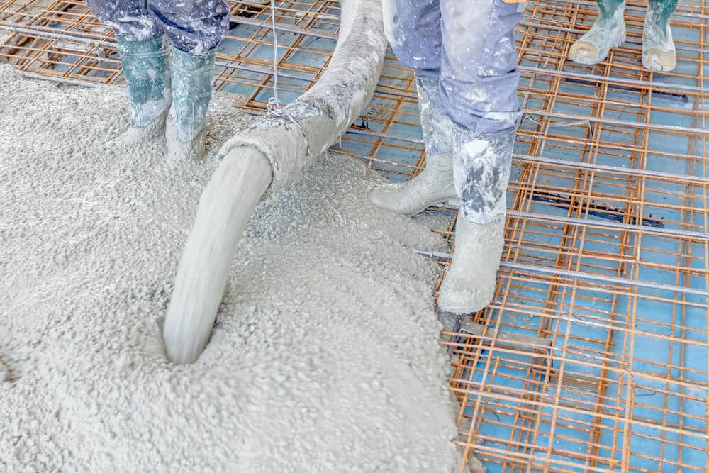 Concreto bombeado sendo aplicado em obra