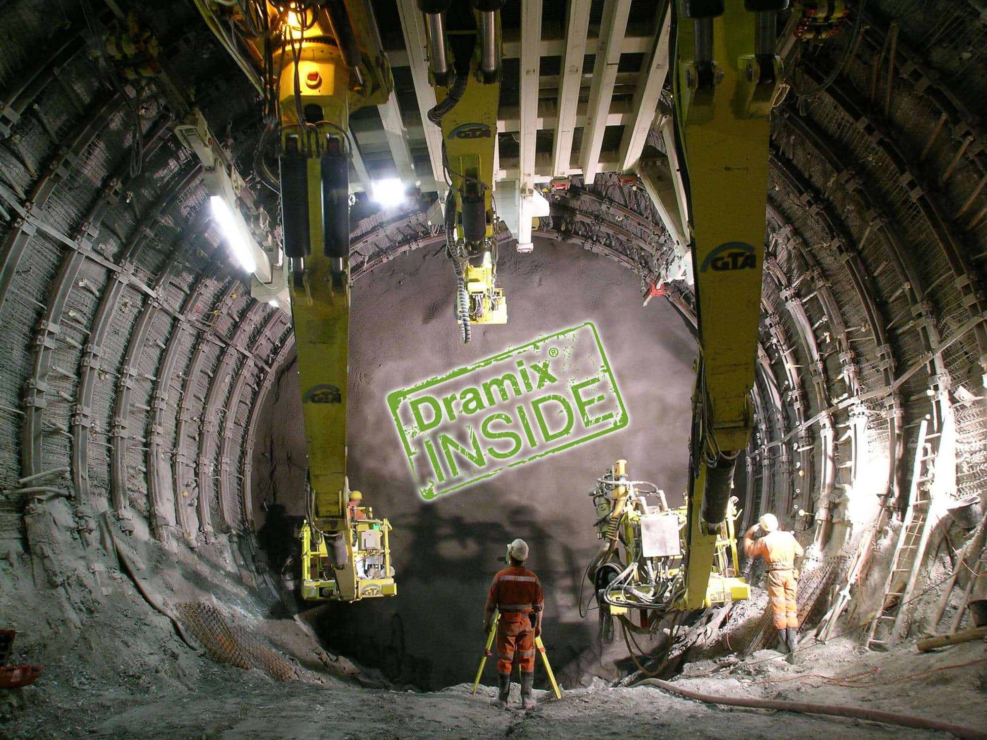 Equipe trabalhando em túnel