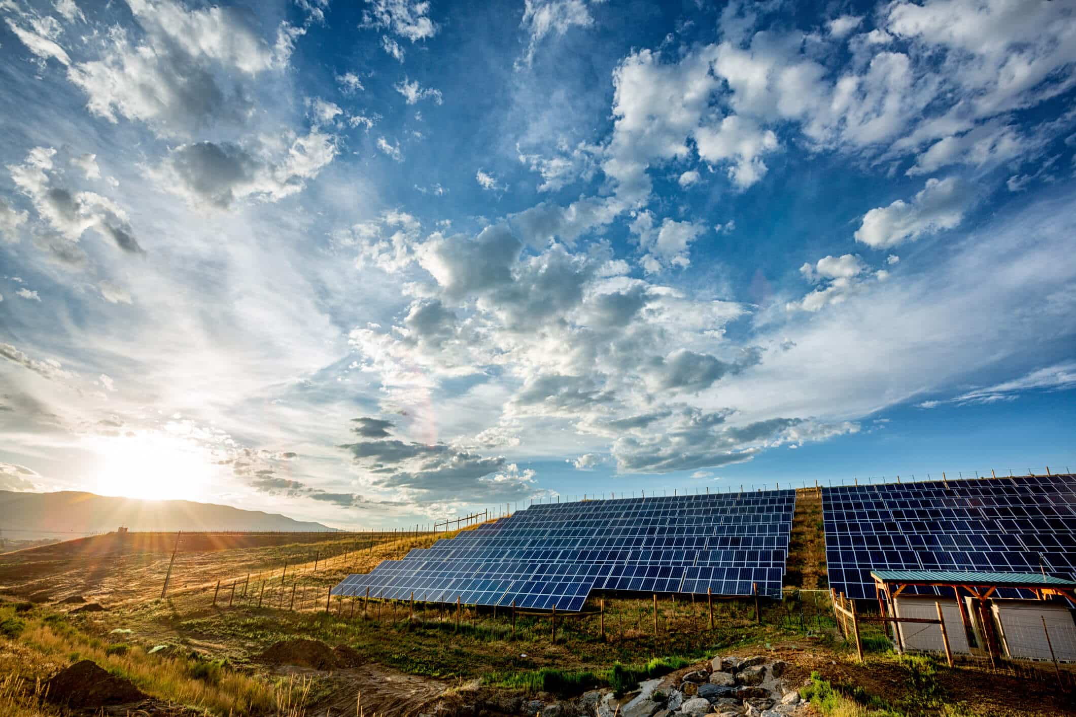 Placas solares instaladas sob o sol