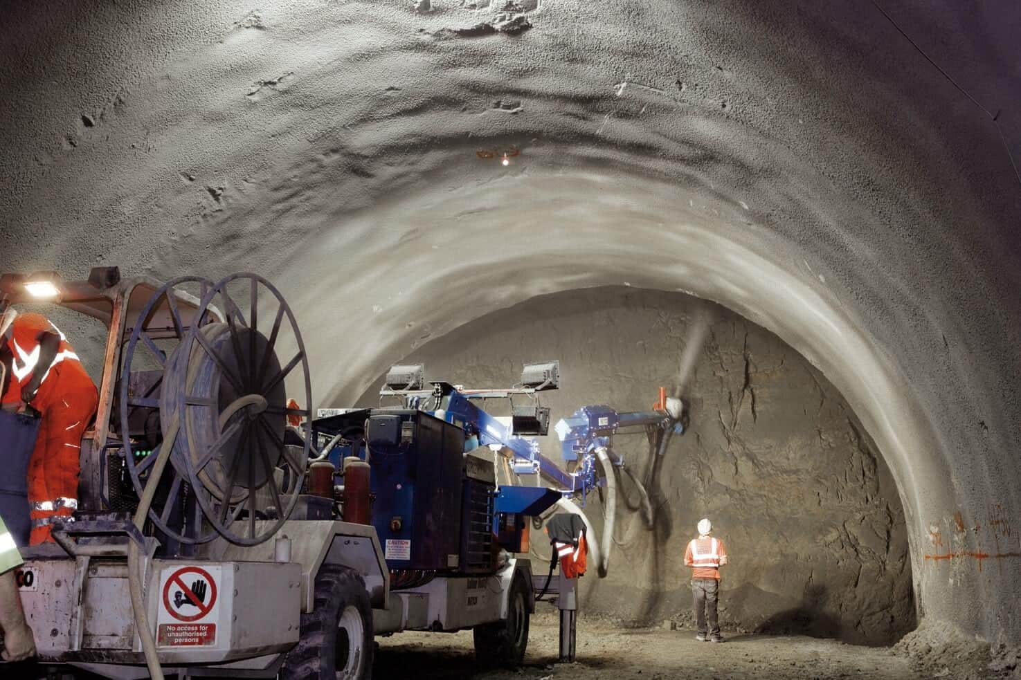 Maquinário trabalhando em um túnel