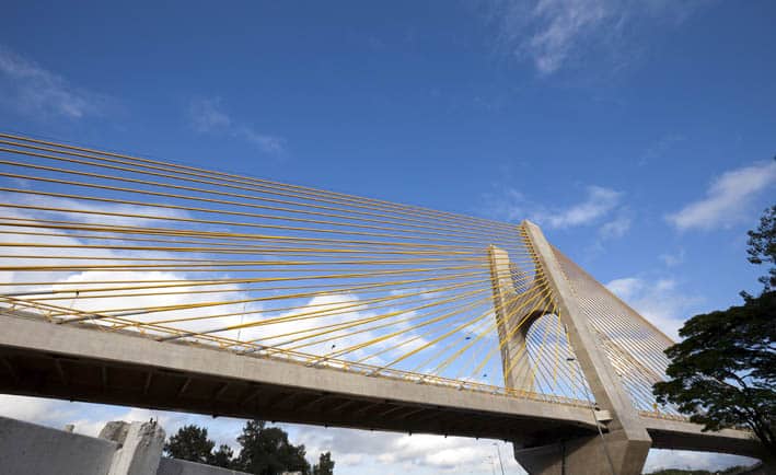 ponte de cordoalha vista de baixo para cima