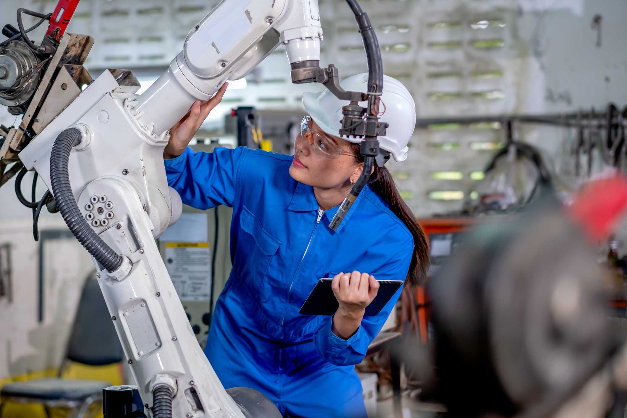 Profissional realizando manutenção de equipamento industrial