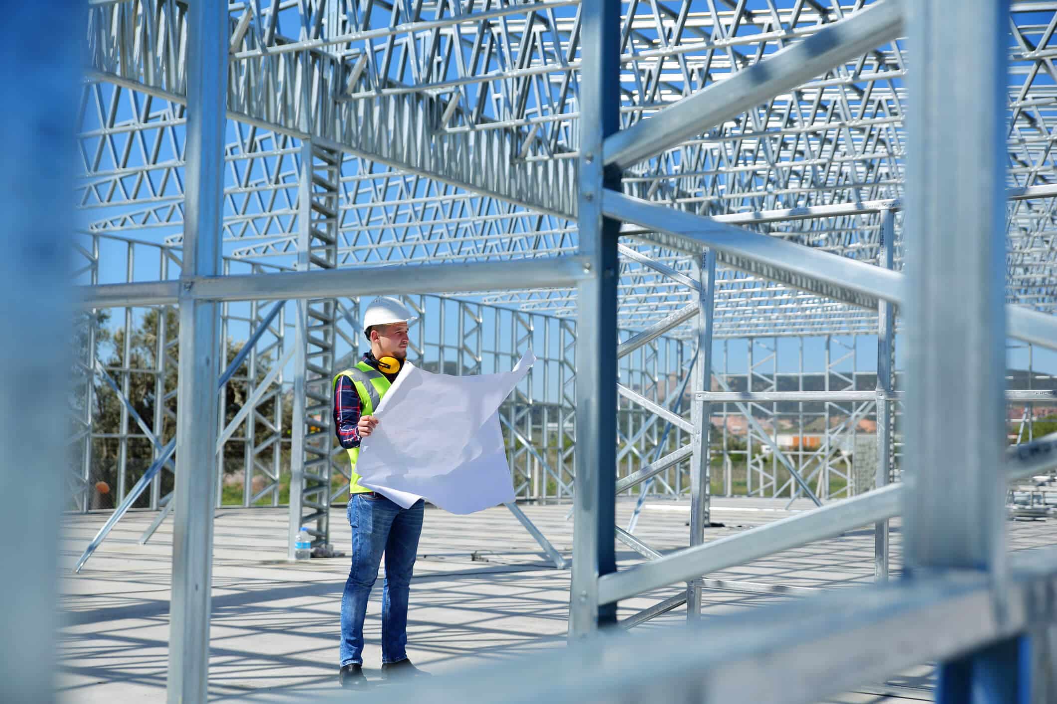 Engenheiro analisando steel framing