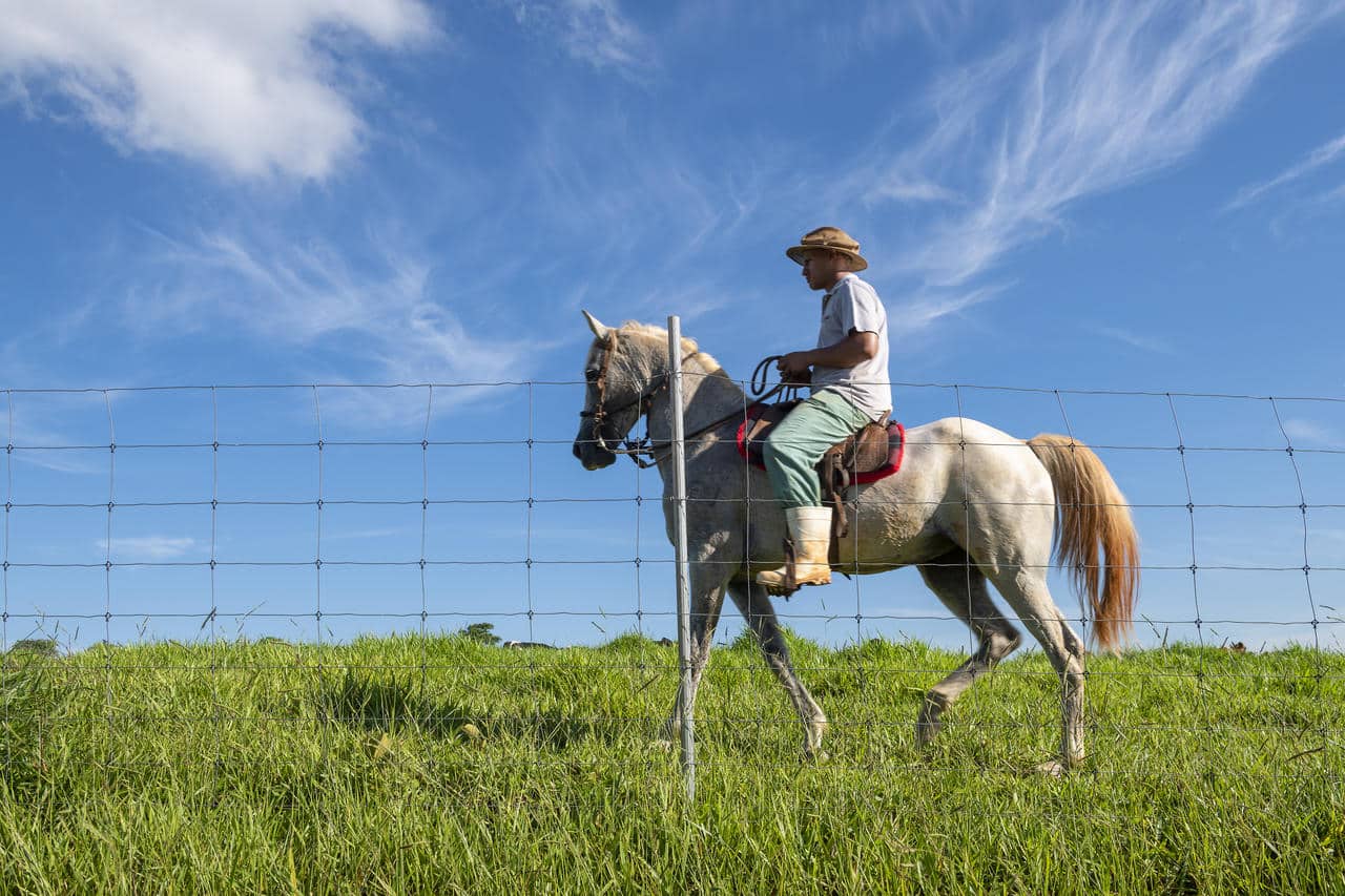 homem andando de cavalo