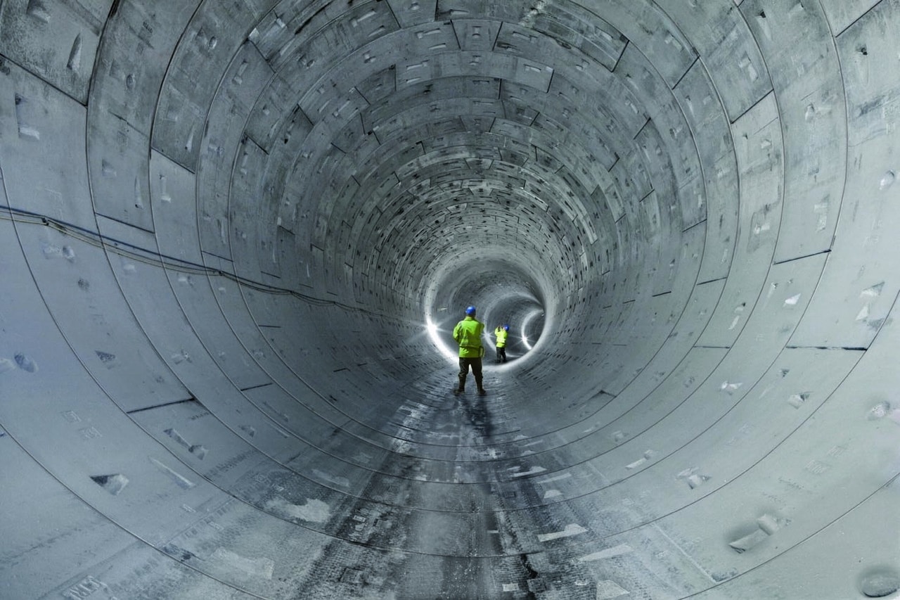 Engenheiro caminhando em túnel