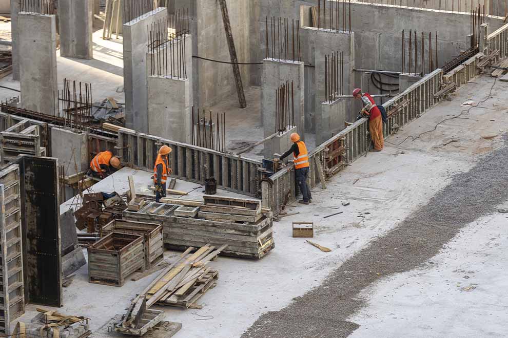 Trabalhadores construindo um prédio durante o dia